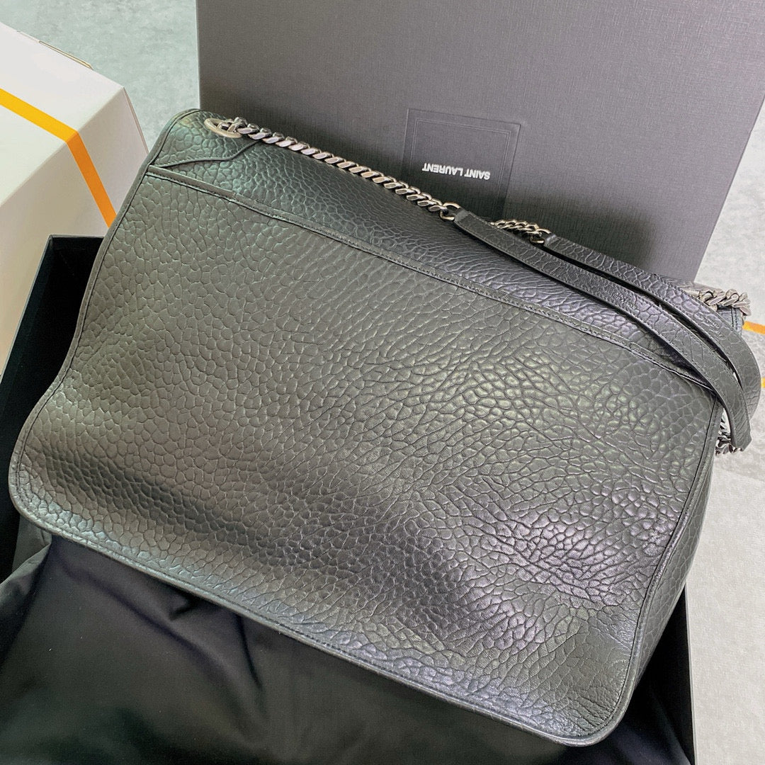 Niki Schultertasche aus genarbtem Leder
