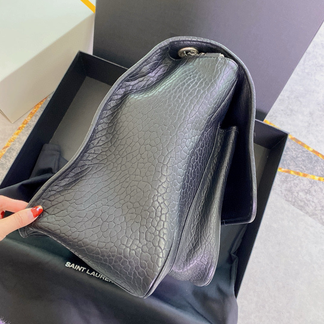 Niki Schultertasche aus genarbtem Leder