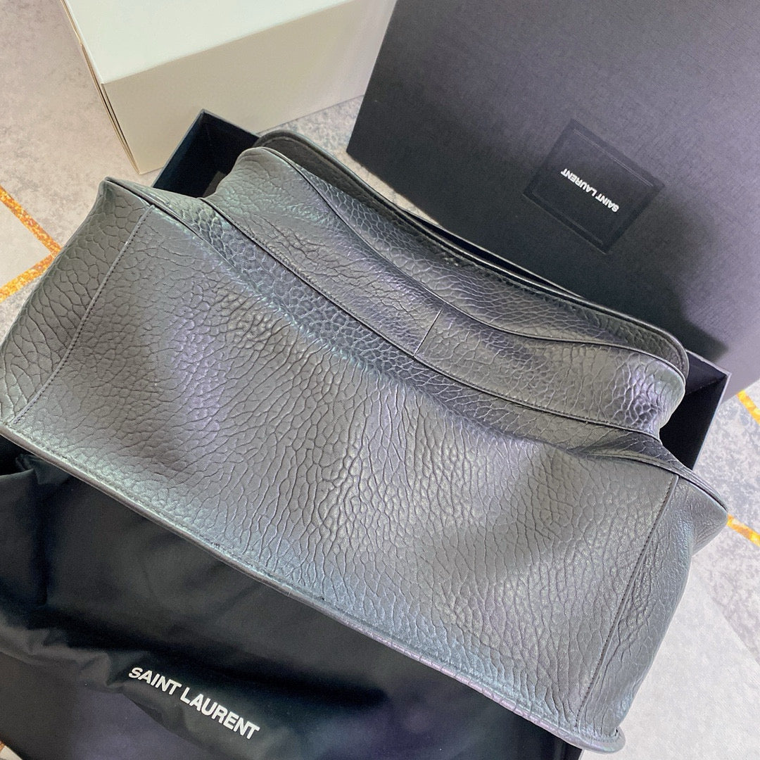 Niki Schultertasche aus genarbtem Leder