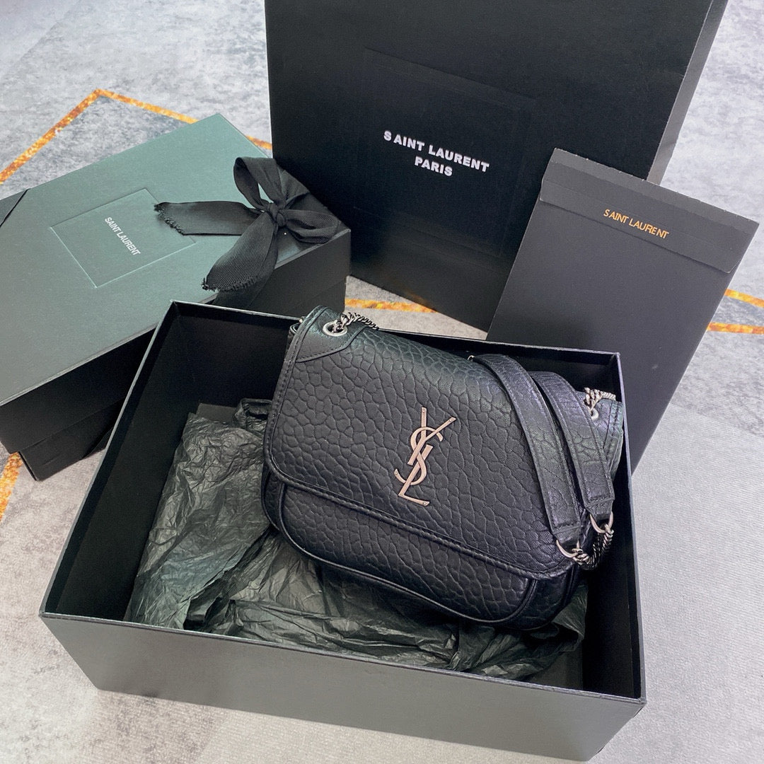 Niki Schultertasche aus genarbtem Leder