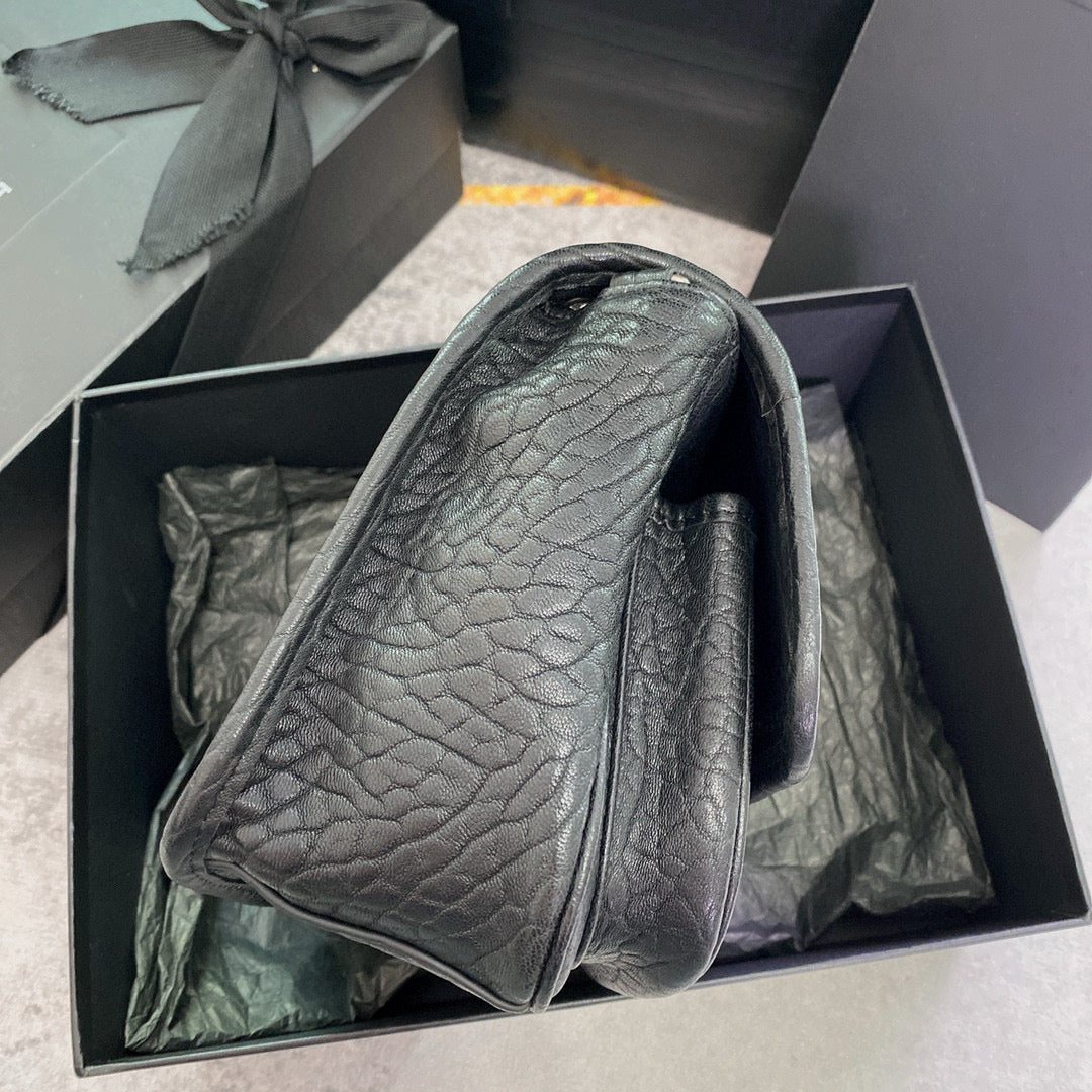 Niki Schultertasche aus genarbtem Leder