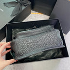 Niki Schultertasche aus genarbtem Leder