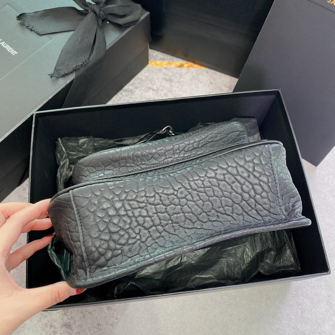 Niki Schultertasche aus genarbtem Leder