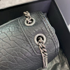 Niki Schultertasche aus genarbtem Leder