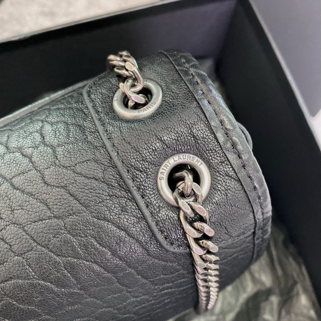 Niki Schultertasche aus genarbtem Leder