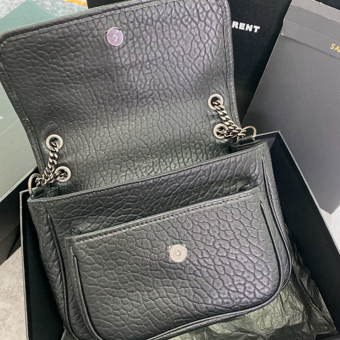 Niki Schultertasche aus genarbtem Leder