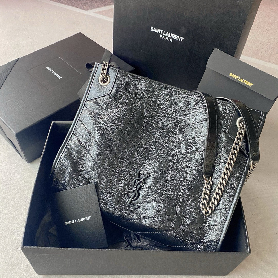 Niki Schultertasche mit Kette