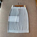 Grauer gestrickter Midi-Rock mit Querstreifen – Damen