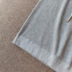 Grauer gestrickter Midi-Rock mit Querstreifen – Damen