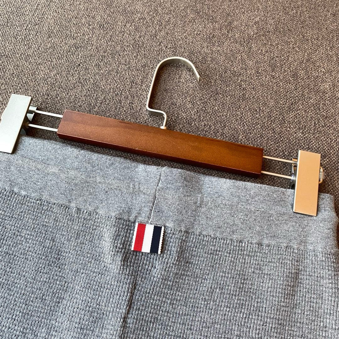 Grauer gestrickter Midi-Rock mit Querstreifen – Damen
