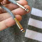 Grauer gestrickter Midi-Rock mit Querstreifen – Damen