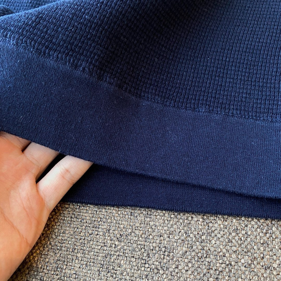 Grauer gestrickter Midi-Rock mit Querstreifen – Damen