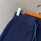 Grauer gestrickter Midi-Rock mit Querstreifen – Damen