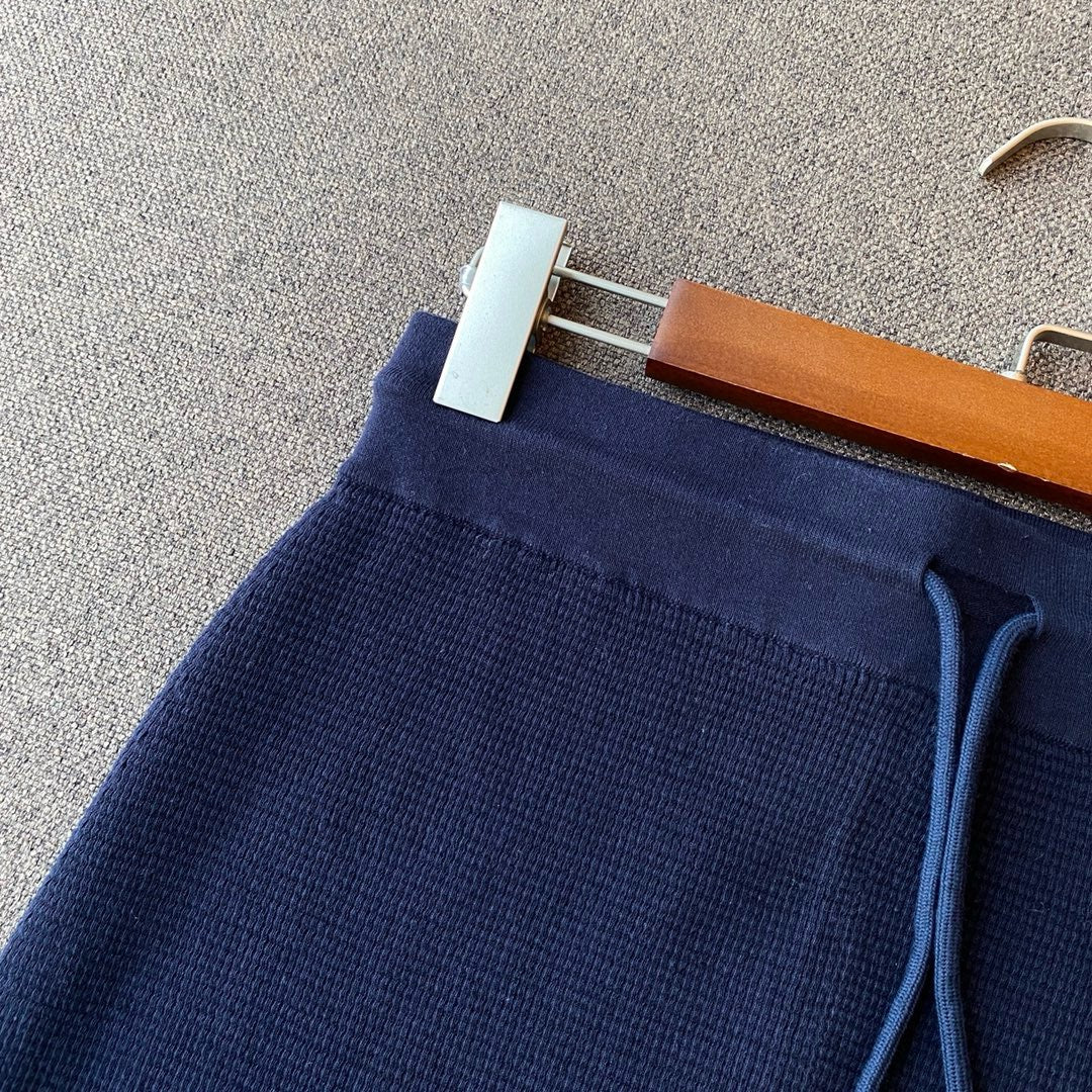 Grauer gestrickter Midi-Rock mit Querstreifen – Damen