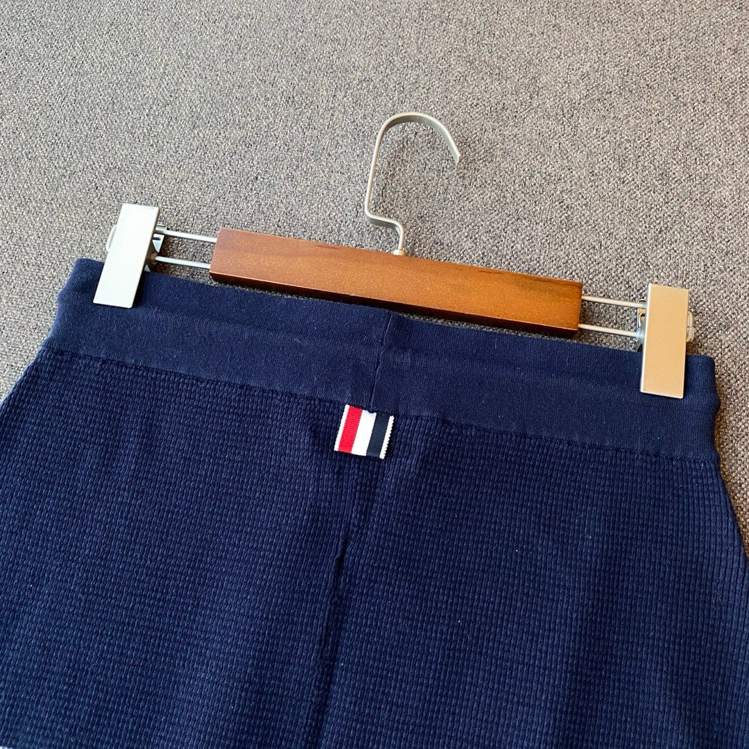 Grauer gestrickter Midi-Rock mit Querstreifen – Damen