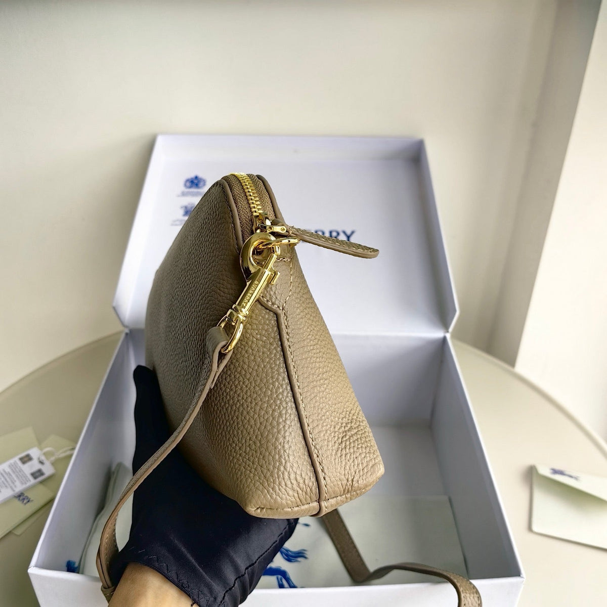 Schwarz-blaue Clutch