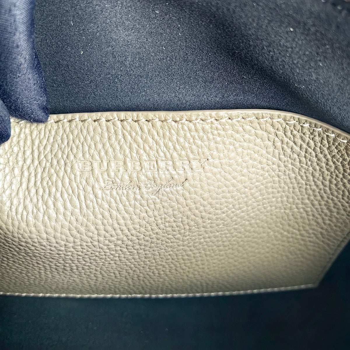 Schwarz-blaue Clutch