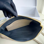 Schwarz-blaue Clutch
