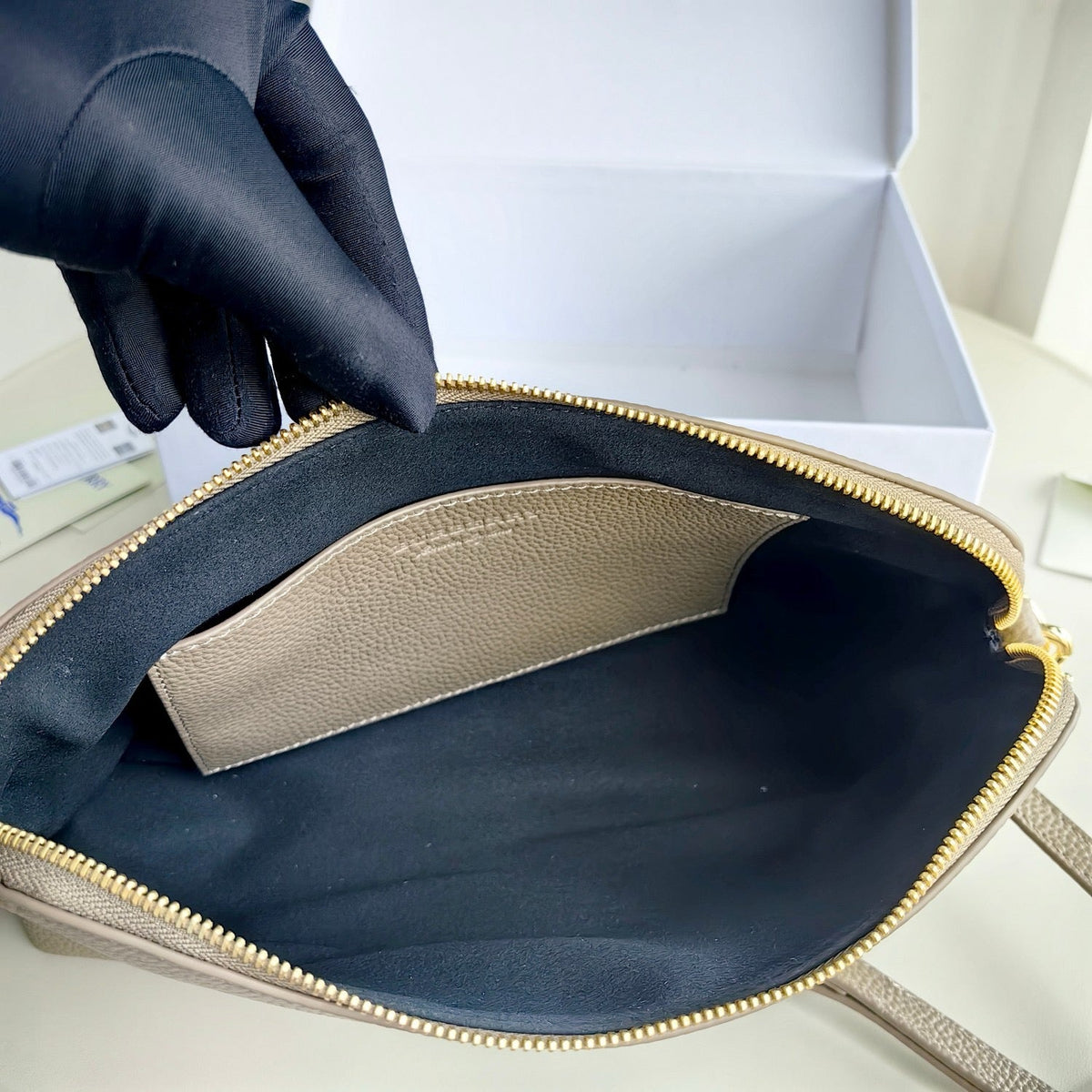 Schwarz-blaue Clutch