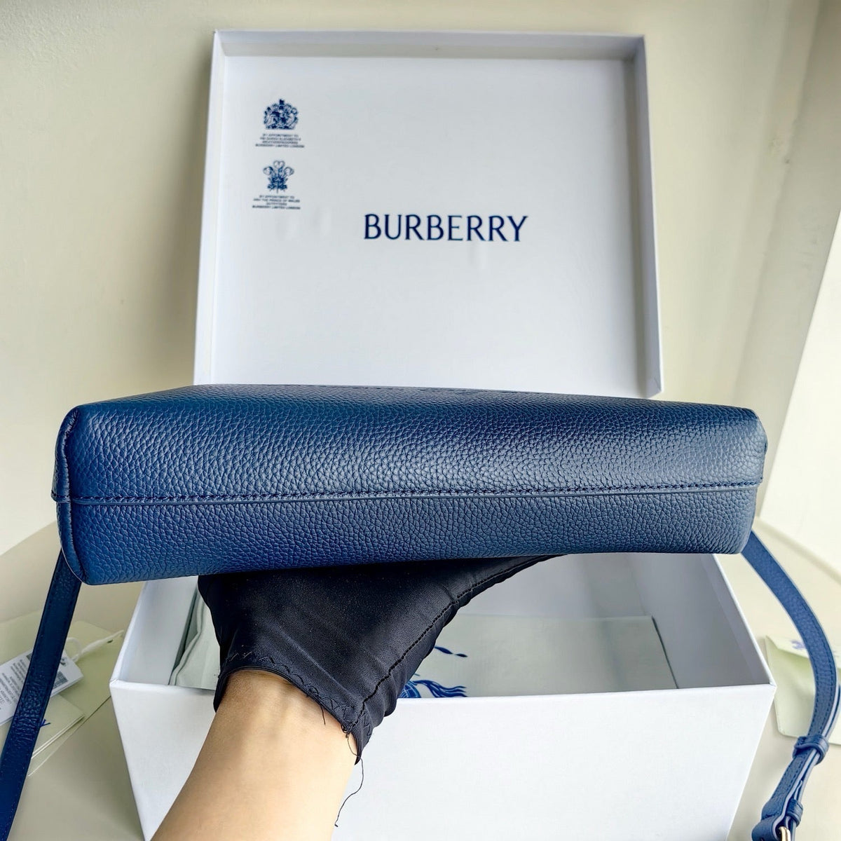 Schwarz-blaue Clutch