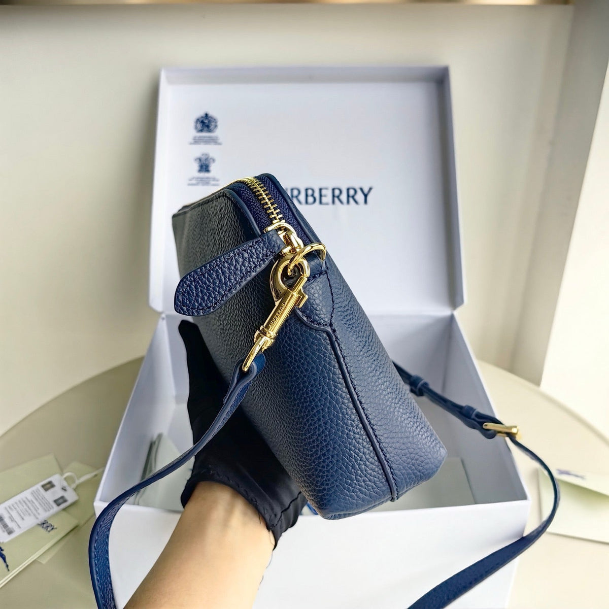 Schwarz-blaue Clutch