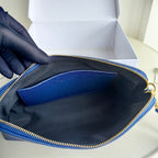 Schwarz-blaue Clutch