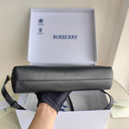 Schwarz-blaue Clutch