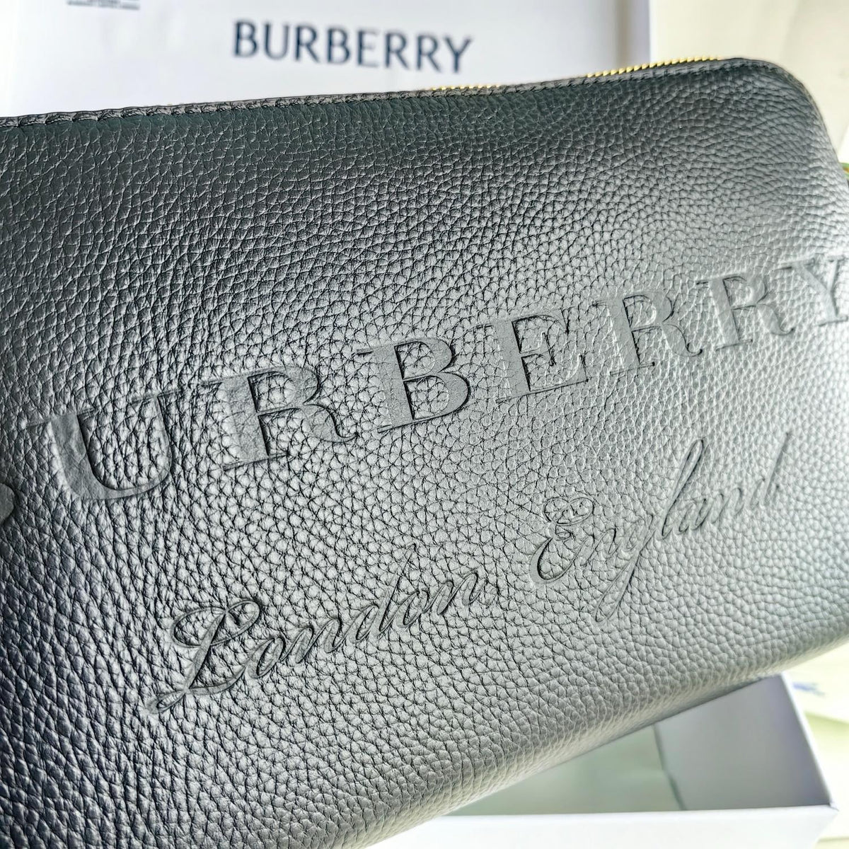 Schwarz-blaue Clutch
