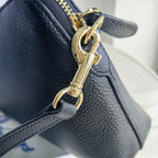 Schwarz-blaue Clutch