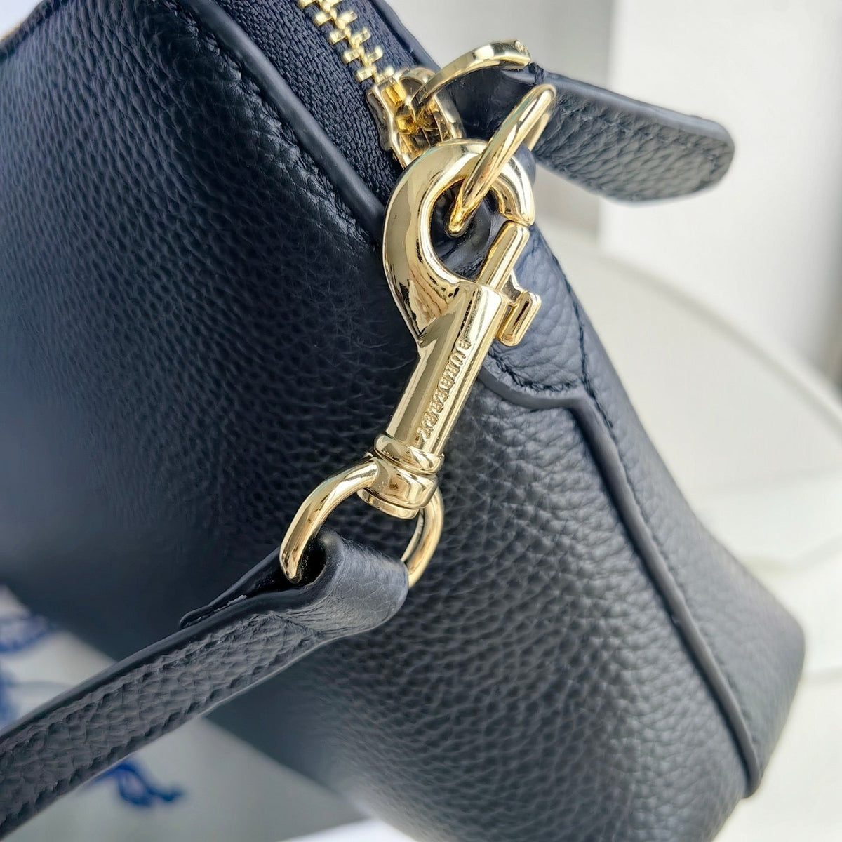 Schwarz-blaue Clutch