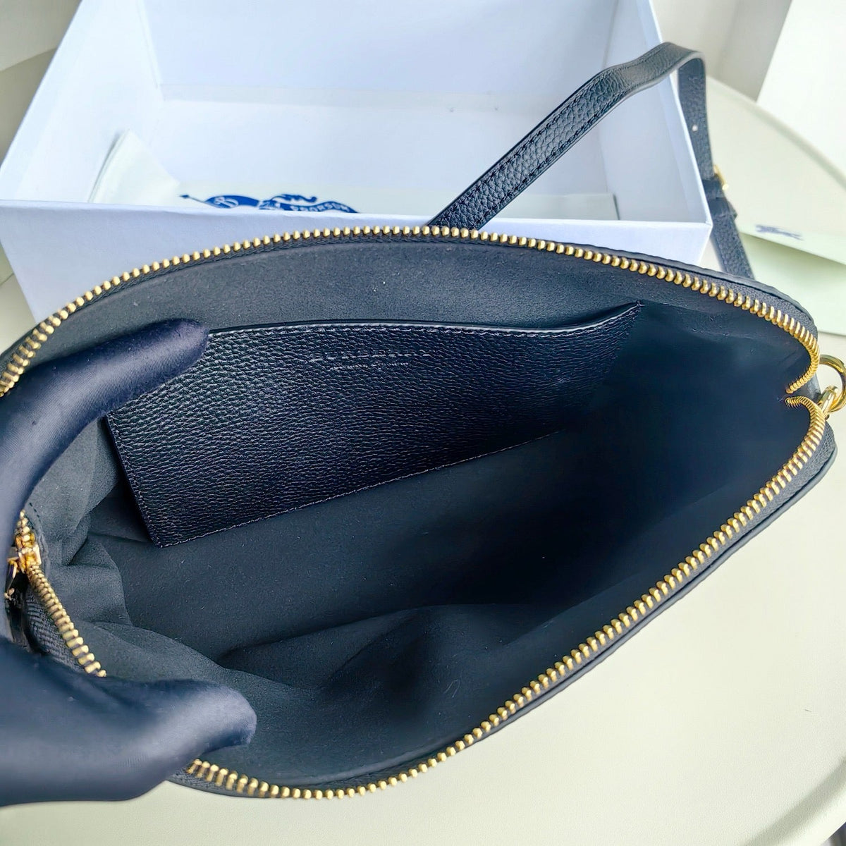 Schwarz-blaue Clutch