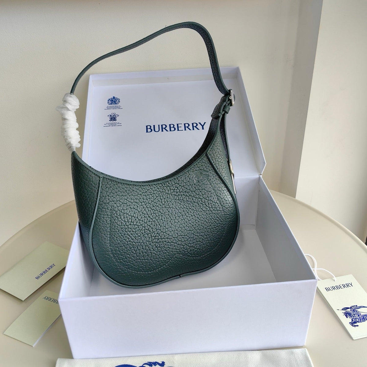 Schultertasche in Schwarz und Grün