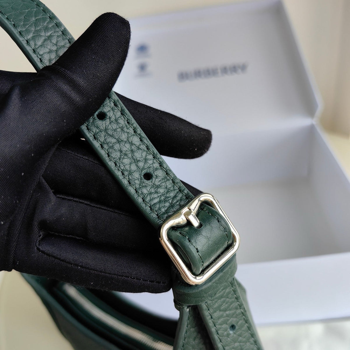 Schultertasche in Schwarz und Grün