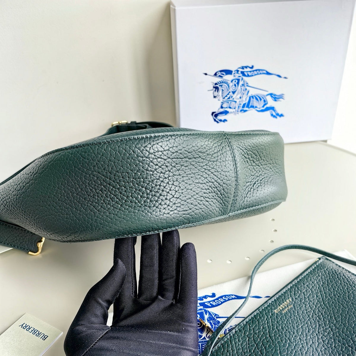 Schultertasche in Schwarz und Grün
