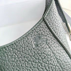 Schultertasche in Schwarz und Grün