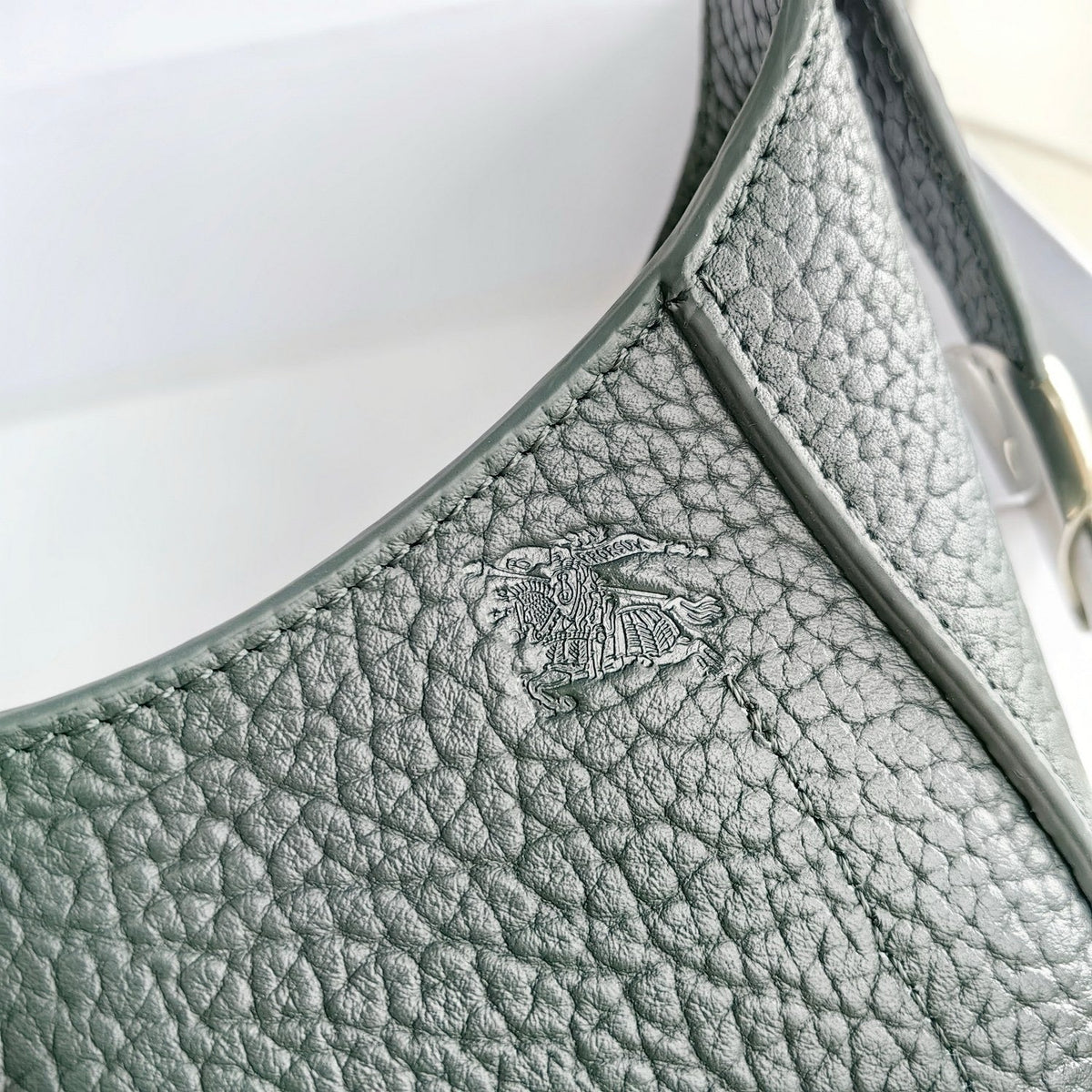 Schultertasche in Schwarz und Grün
