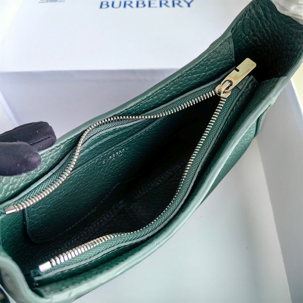 Schultertasche in Schwarz und Grün