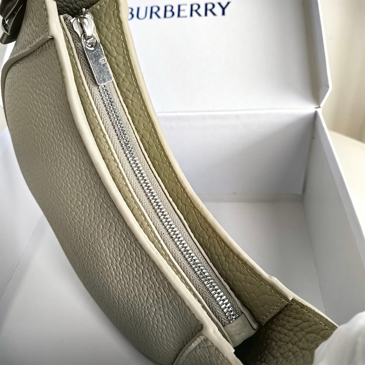 Schultertasche in Schwarz und Grün