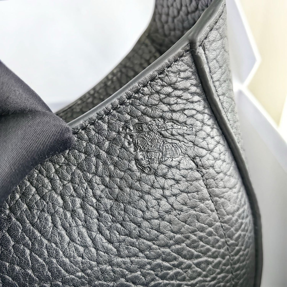 Schultertasche in Schwarz und Grün