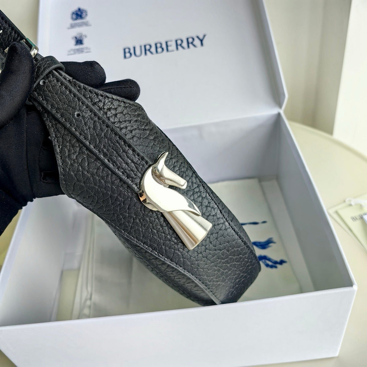 Schultertasche in Schwarz und Grün
