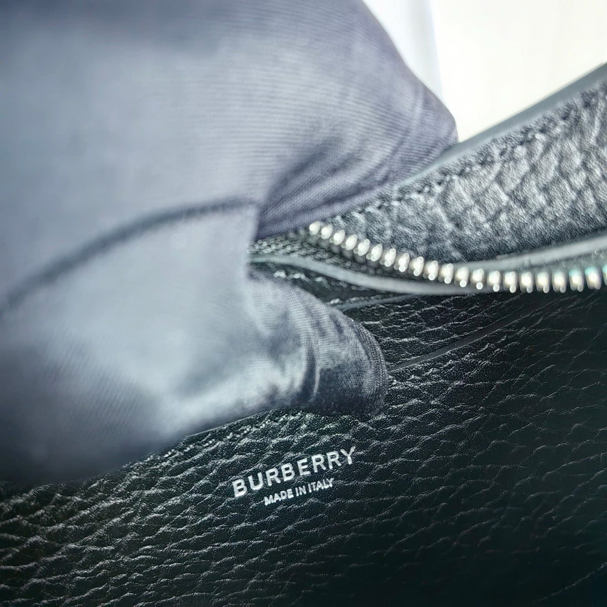 Schultertasche in Schwarz und Grün