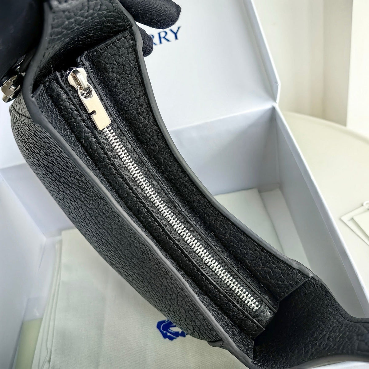 Schultertasche in Schwarz und Grün