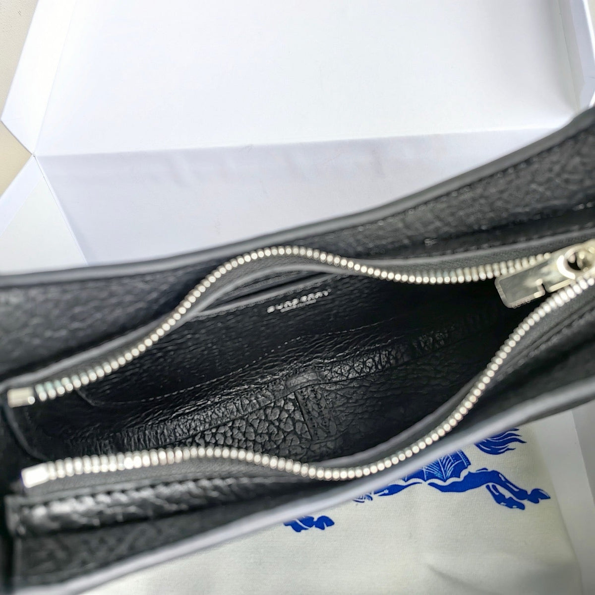 Schultertasche in Schwarz und Grün