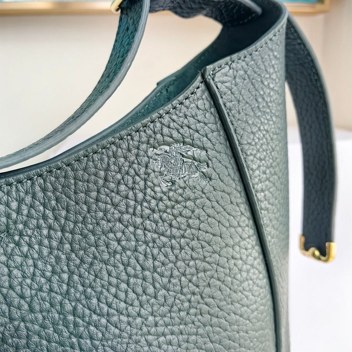 Schultertasche in Schwarz und Grün