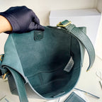 Schultertasche in Schwarz und Grün
