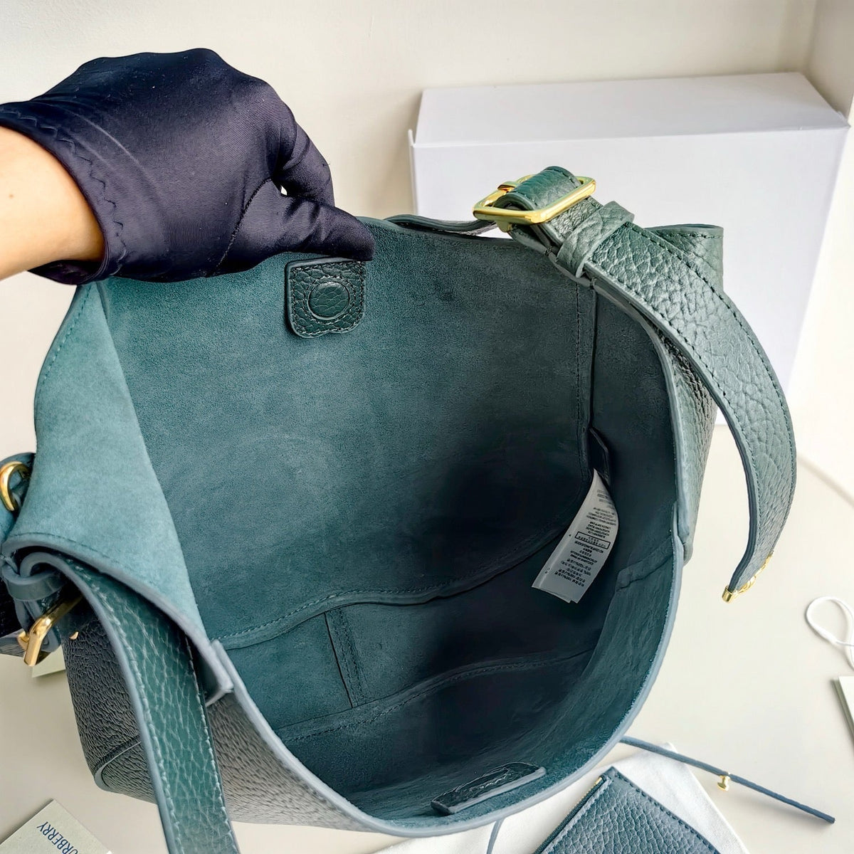 Schultertasche in Schwarz und Grün