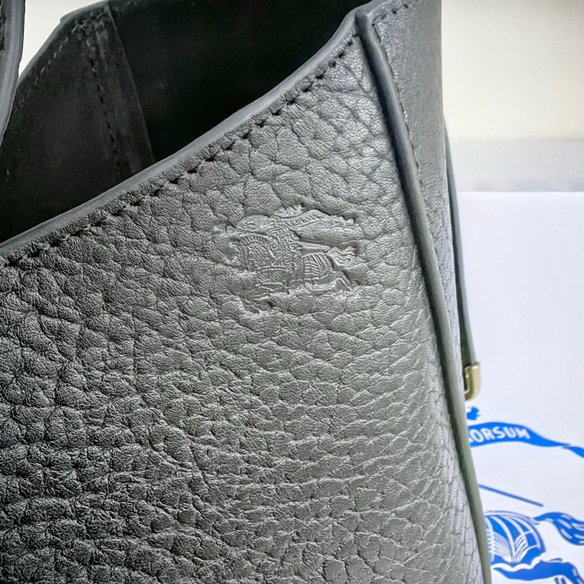 Schultertasche in Schwarz und Grün