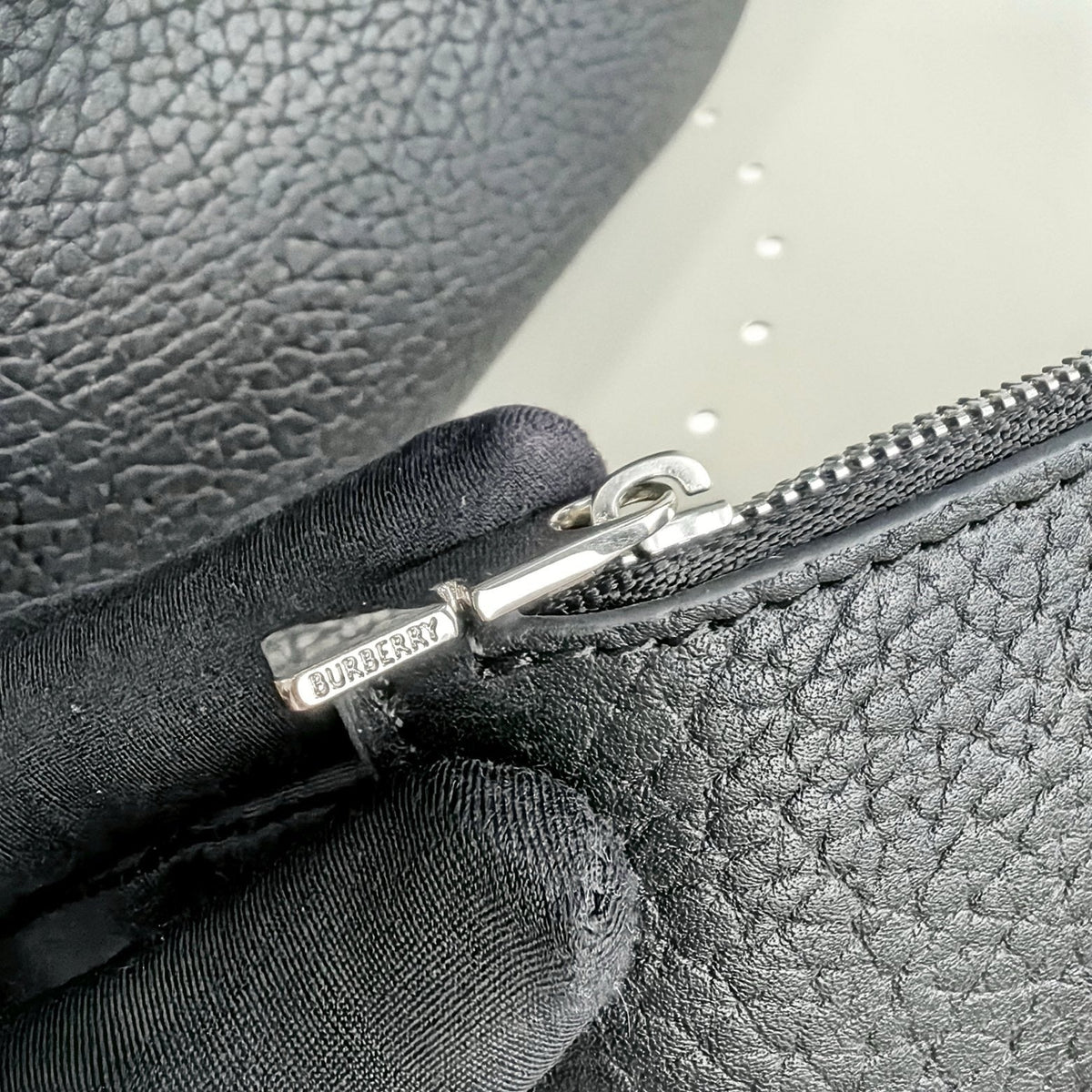 Schultertasche in Schwarz und Grün