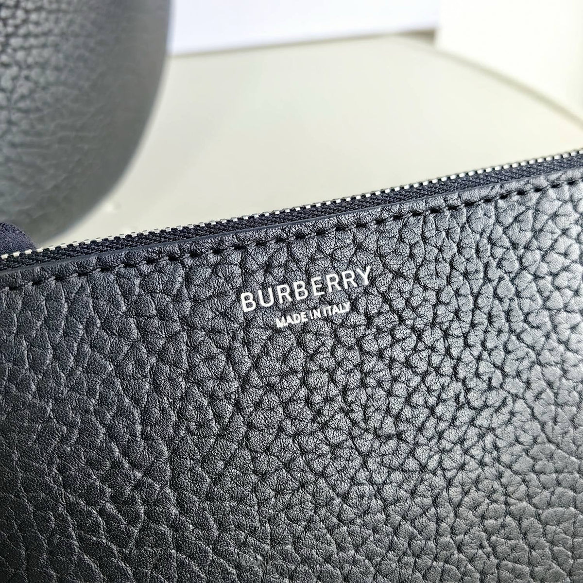 Schultertasche in Schwarz und Grün