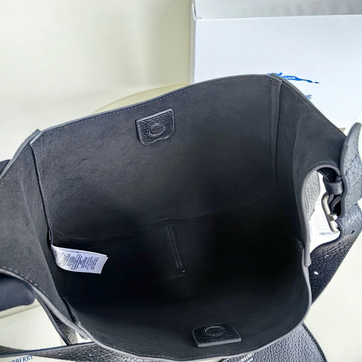 Schultertasche in Schwarz und Grün